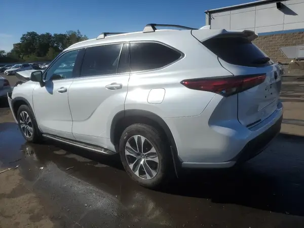 5TDGZRBH7NS583117 2022 TOYOTA HIGHLANDER - Image 2