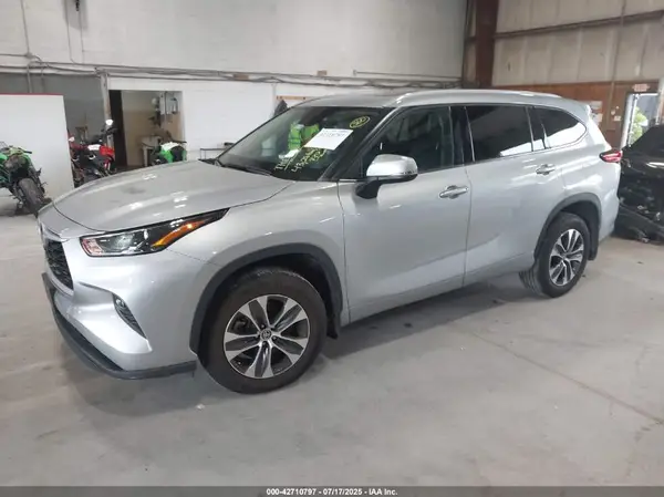 5TDGZRBH7NS584347 2022 TOYOTA HIGHLANDER - Image 2