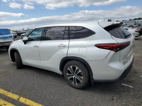 5TDGZRBH7NS589533 2022 TOYOTA HIGHLANDER - Image 2