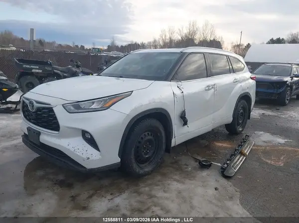 5TDGZRBH7NS590438 2022 TOYOTA HIGHLANDER - Image 2