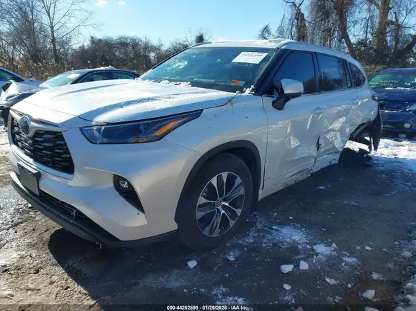 5TDGZRBH7NS590598 2022 TOYOTA HIGHLANDER - Image 2