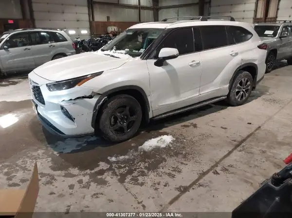 5TDGZRBH7NS593517 2022 TOYOTA HIGHLANDER - Image 2