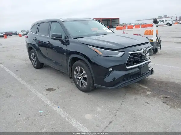 5TDGZRBH7NS595414 2022 TOYOTA HIGHLANDER - Image 1