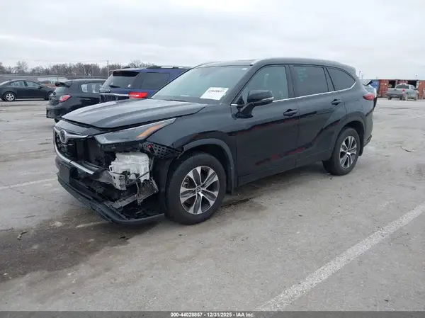 5TDGZRBH7NS595414 2022 TOYOTA HIGHLANDER - Image 2