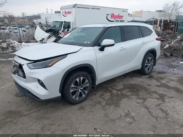 5TDGZRBH7NS596580 2022 TOYOTA HIGHLANDER - Image 2