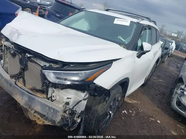 5TDGZRBH7NS597292 2022 TOYOTA HIGHLANDER - Image 2