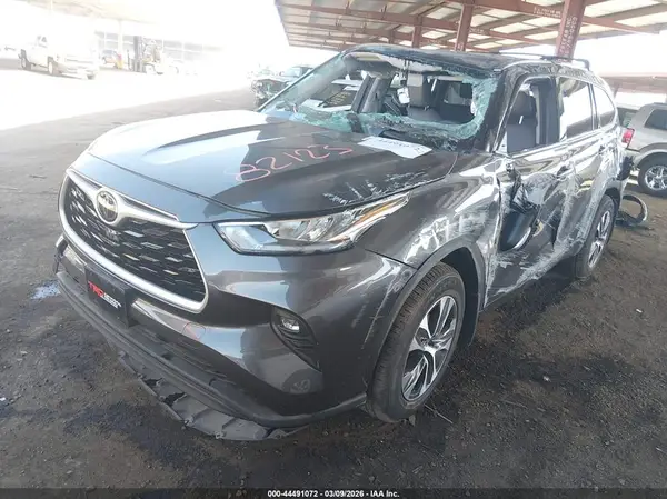 5TDGZRBH8LS045460 2020 TOYOTA HIGHLANDER - Image 2
