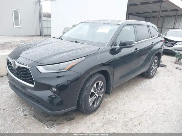 5TDGZRBH8MS064902 2021 TOYOTA HIGHLANDER - Image 2