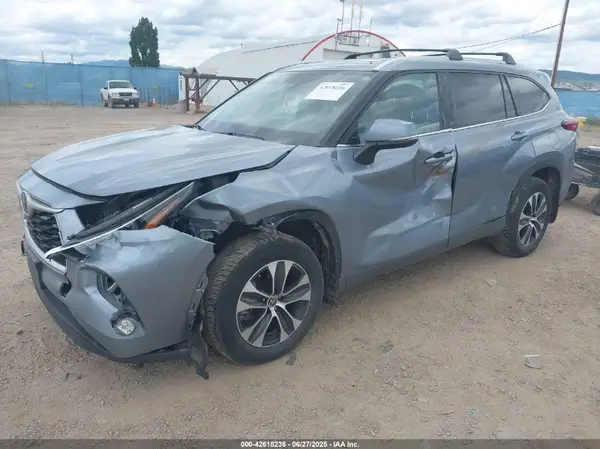 5TDGZRBH8MS066066 2021 TOYOTA HIGHLANDER - Image 2
