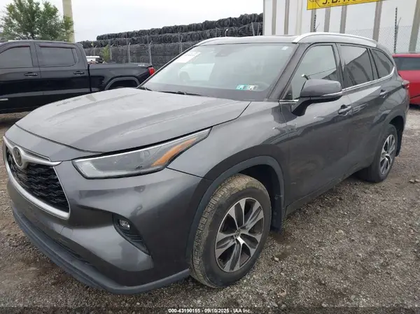 5TDGZRBH8MS069016 2021 TOYOTA HIGHLANDER - Image 2