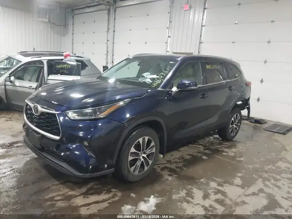 5TDGZRBH8MS070165 2021 TOYOTA HIGHLANDER - Image 2