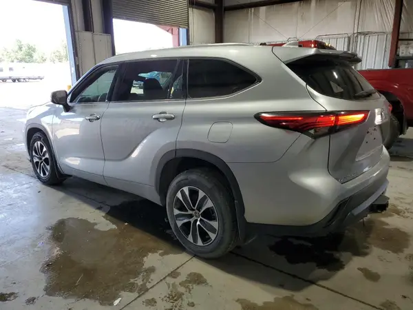 5TDGZRBH8MS070683 2021 TOYOTA HIGHLANDER - Image 2