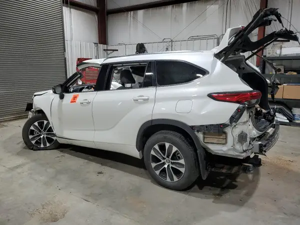 5TDGZRBH8MS073292 2021 TOYOTA HIGHLANDER - Image 2