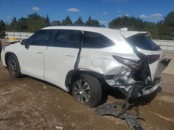 5TDGZRBH8MS079660 2021 TOYOTA HIGHLANDER - Image 2