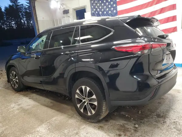 5TDGZRBH8MS093915 2021 TOYOTA HIGHLANDER - Image 2