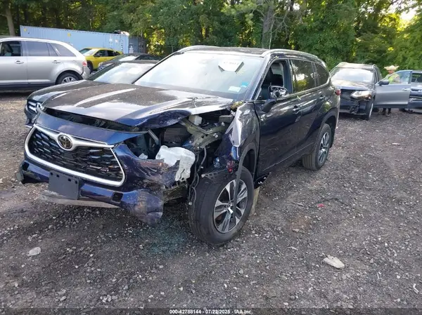 5TDGZRBH8MS103035 2021 TOYOTA HIGHLANDER - Image 2