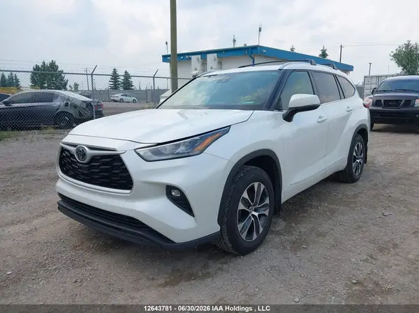 5TDGZRBH8MS138982 2021 TOYOTA HIGHLANDER - Image 2