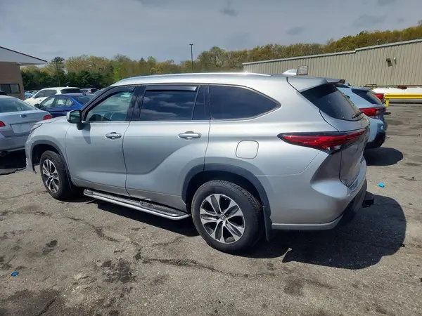 5TDGZRBH8MS153899 2021 TOYOTA HIGHLANDER - Image 2