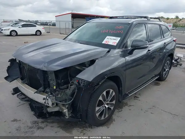 5TDGZRBH8MS528061 2021 TOYOTA HIGHLANDER - Image 2