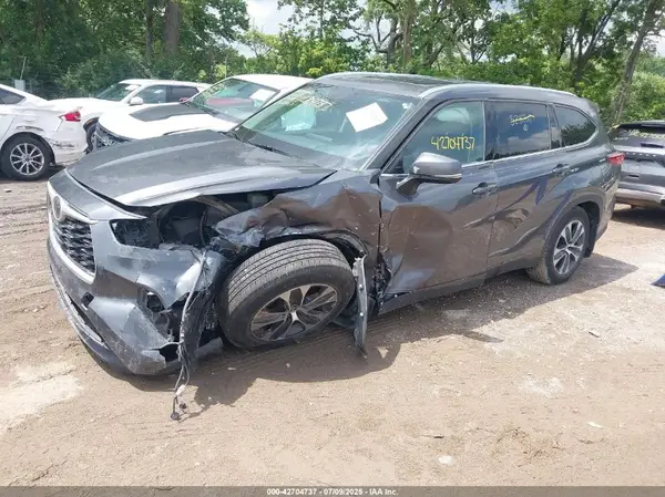 5TDGZRBH8MS528707 2021 TOYOTA HIGHLANDER - Image 2
