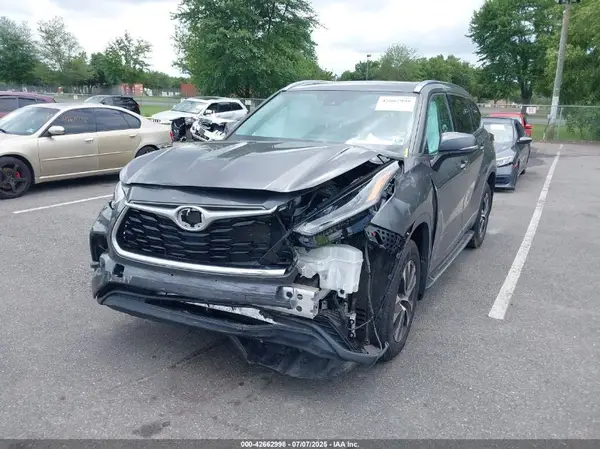 5TDGZRBH8MS536726 2021 TOYOTA HIGHLANDER - Image 2