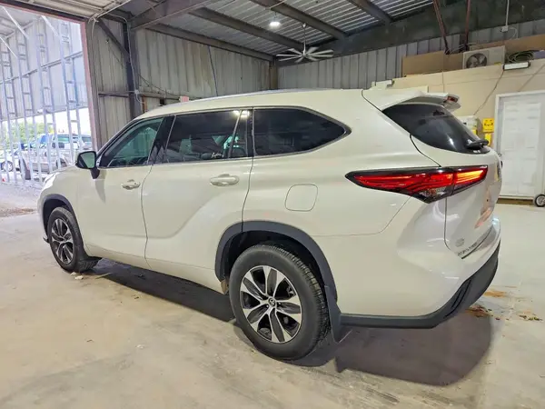 5TDGZRBH8MS541747 2021 TOYOTA HIGHLANDER - Image 2