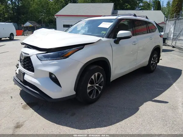 5TDGZRBH8MS543224 2021 TOYOTA HIGHLANDER - Image 2