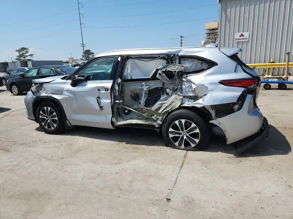 5TDGZRBH8MS545880 2021 TOYOTA HIGHLANDER - Image 2