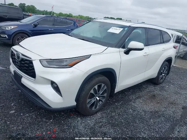 5TDGZRBH8MS551095 2021 TOYOTA HIGHLANDER - Image 2