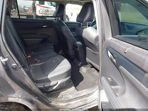5TDGZRBH8MS557270 2021 TOYOTA HIGHLANDER - Image 8