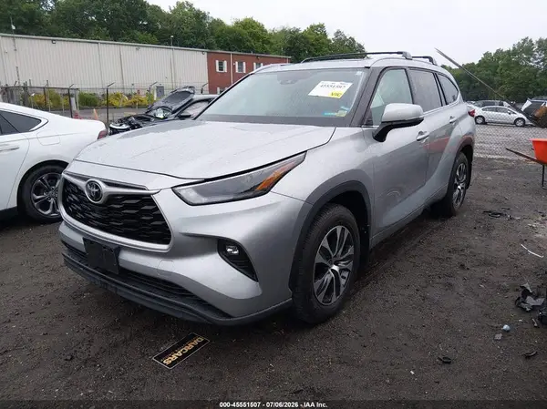 5TDGZRBH8NS166122 2022 TOYOTA HIGHLANDER - Image 2