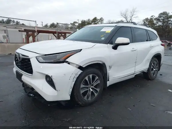 5TDGZRBH8NS166797 2022 TOYOTA HIGHLANDER - Image 2