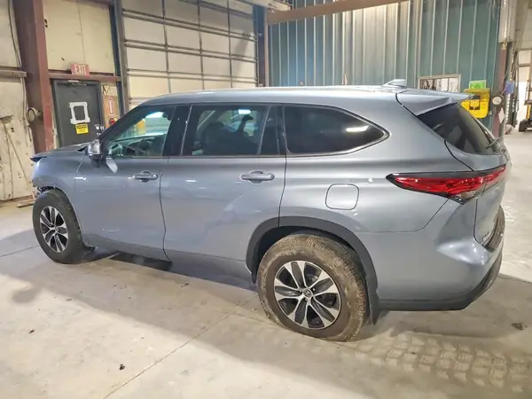 5TDGZRBH8NS174513 2022 TOYOTA HIGHLANDER - Image 2