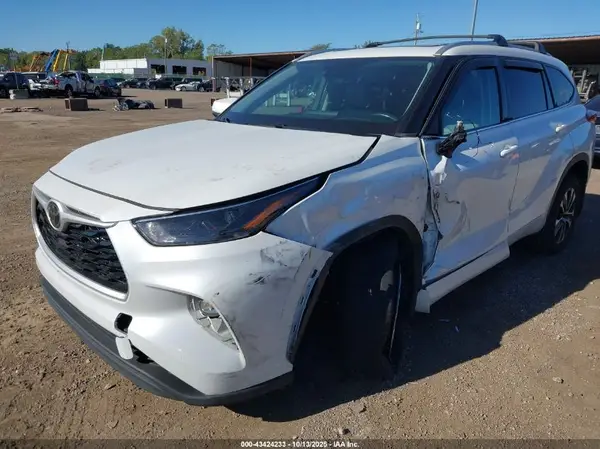 5TDGZRBH8NS188346 2022 TOYOTA HIGHLANDER - Image 2