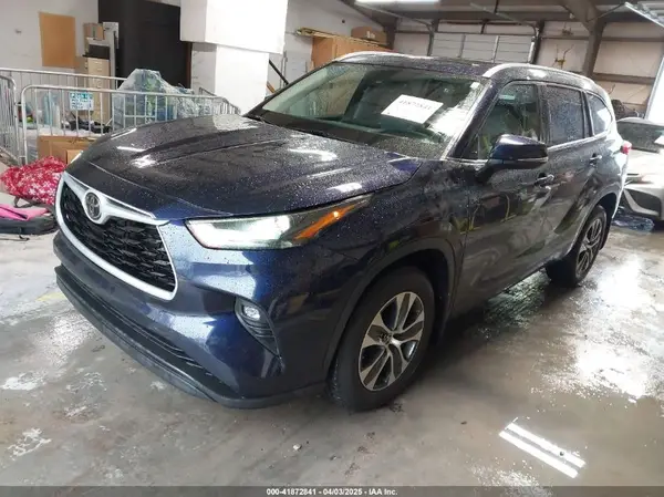 5TDGZRBH8NS194910 2022 TOYOTA HIGHLANDER - Image 2