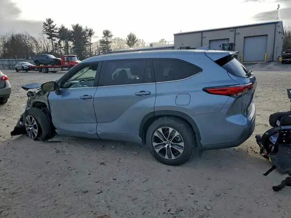 5TDGZRBH8NS202276 2022 TOYOTA HIGHLANDER - Image 2