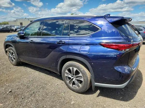 5TDGZRBH8NS208255 2022 TOYOTA HIGHLANDER - Image 2