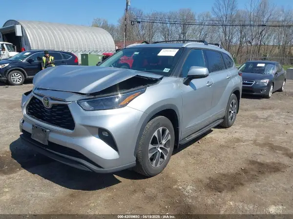 5TDGZRBH8NS209065 2022 TOYOTA HIGHLANDER - Image 2