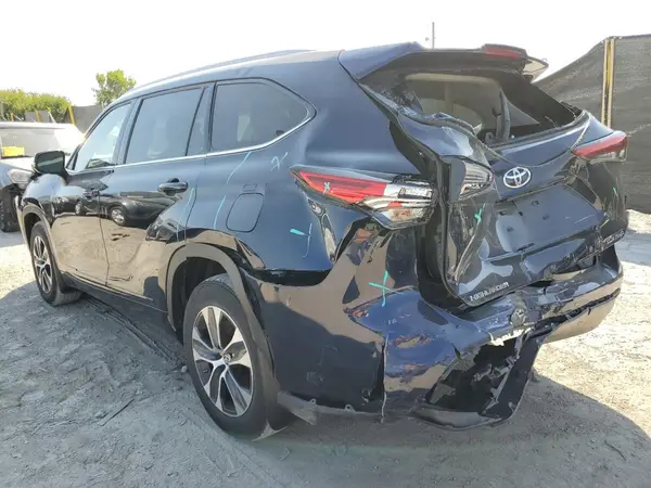 5TDGZRBH8NS213584 2022 TOYOTA HIGHLANDER - Image 2
