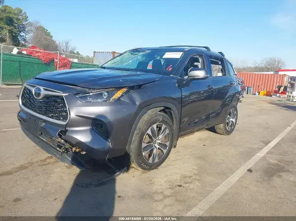 5TDGZRBH8NS217814 2022 TOYOTA HIGHLANDER - Image 2
