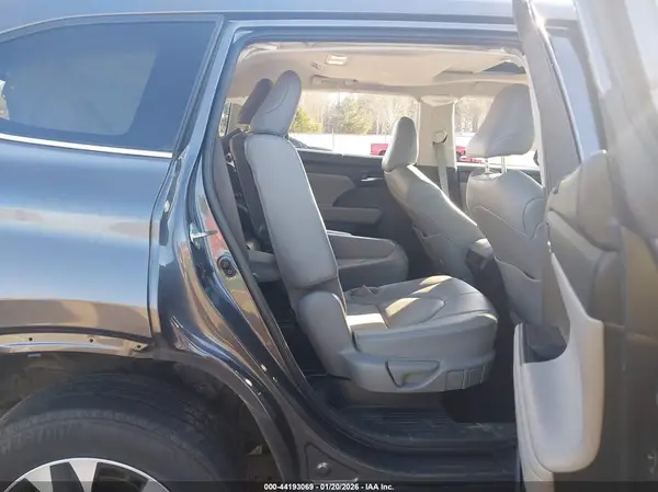 5TDGZRBH8NS217814 2022 TOYOTA HIGHLANDER - Image 8