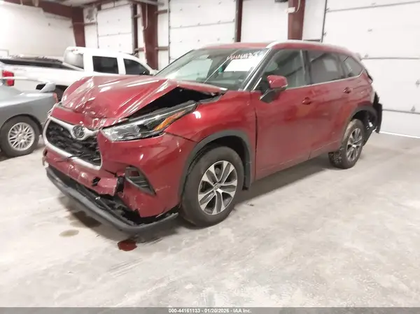 5TDGZRBH8NS224584 2022 TOYOTA HIGHLANDER - Image 2