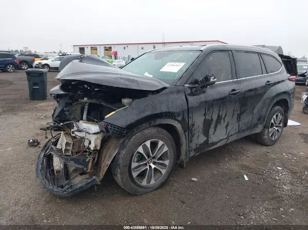 5TDGZRBH8NS224701 2022 TOYOTA HIGHLANDER - Image 2