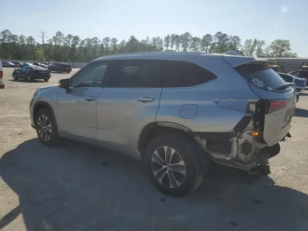 5TDGZRBH8NS225766 2022 TOYOTA HIGHLANDER - Image 2