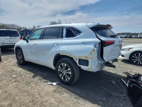 5TDGZRBH8NS226206 2022 TOYOTA HIGHLANDER - Image 2