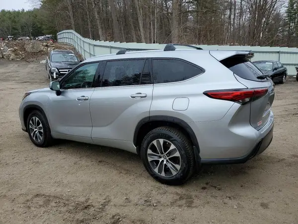 5TDGZRBH8NS236556 2022 TOYOTA HIGHLANDER - Image 2