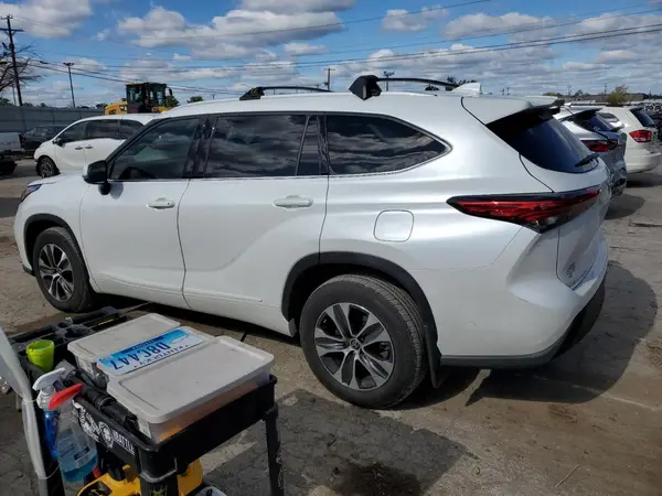 5TDGZRBH8NS244219 2022 TOYOTA HIGHLANDER - Image 2