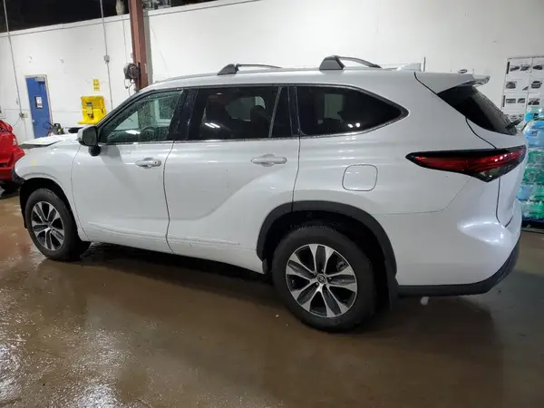 5TDGZRBH8NS246018 2022 TOYOTA HIGHLANDER - Image 2