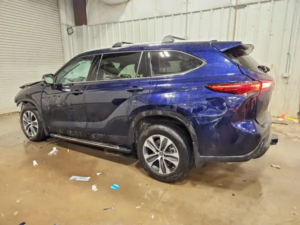 5TDGZRBH8NS246844 2022 TOYOTA HIGHLANDER - Image 2