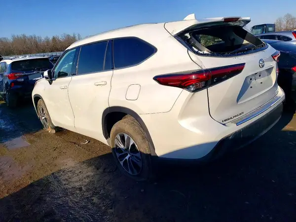 5TDGZRBH8NS251428 2022 TOYOTA HIGHLANDER - Image 2